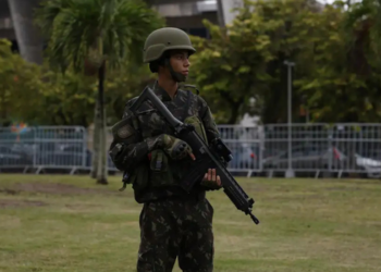 TSE autoriza presença das Forças Armadas nas eleições de 2026 no Rio. Operação busca proteger eleitores e impedir intimidação em áreas de risco.