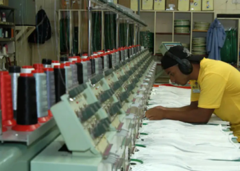 Economia brasileira recua 0,4% em julho, segundo a FGV, e registra segunda queda mensal consecutiva em meio à desaceleração da atividade.