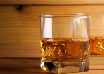 Alcoólicos Anônimos celebra 79 anos no Brasil com reunião em Libras no Leblon e registra aumento de 97% na procura pela Linha de Ajuda.