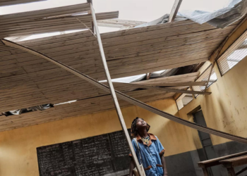 Tempestades, enchentes, calor e secas interromperam a educação de 171 milhões de estudantes em 2025, revela relatório do Unicef.