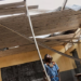 Tempestades, enchentes, calor e secas interromperam a educação de 171 milhões de estudantes em 2025, revela relatório do Unicef.