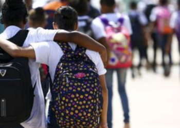 Escolas brasileiras recebem orientações para enfrentar calor, enchentes, secas e incêndios provocados por eventos climáticos extremos.