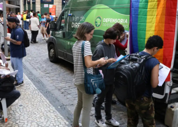 Quinta Marcha Trans & Travesti do Rio reuniu participantes no Centro da cidade em defesa da democracia e ofereceu serviços de saúde e cidadania.