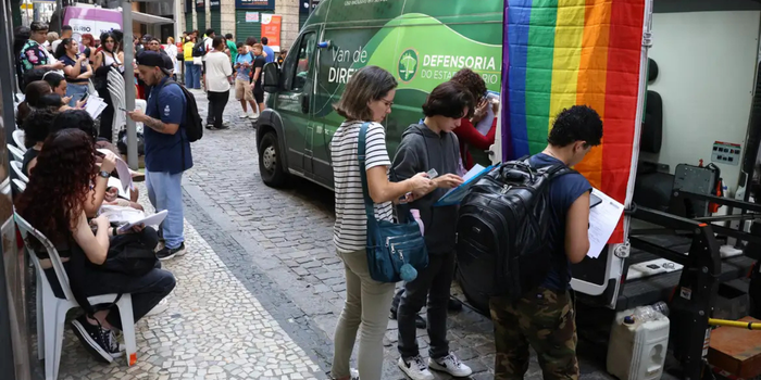 Quinta Marcha Trans & Travesti do Rio reuniu participantes no Centro da cidade em defesa da democracia e ofereceu serviços de saúde e cidadania.