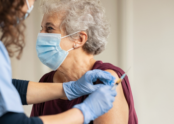 Pessoas com 85 anos ou mais já podem receber a Pneumo 20 pelo SUS. Saiba quem tem direito e como funciona o esquema de vacinação.