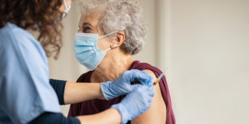 Pessoas com 85 anos ou mais já podem receber a Pneumo 20 pelo SUS. Saiba quem tem direito e como funciona o esquema de vacinação.