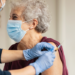 Pessoas com 85 anos ou mais já podem receber a Pneumo 20 pelo SUS. Saiba quem tem direito e como funciona o esquema de vacinação.