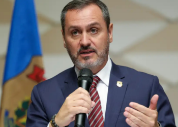 André Mendonça determinou o afastamento preventivo de dois dirigentes da Polícia Federal e ordenou investigação sobre relatórios de inteligência envolvendo ministros do STF.