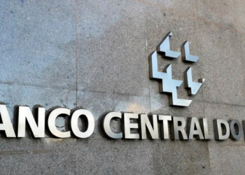 Mercado financeiro reduz projeção da inflação brasileira para 5% em 2026. Boletim Focus também aponta Selic de 13,75% e crescimento do PIB de 1,93%.