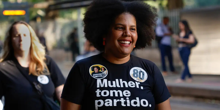 Programa de governo de Samara Martins, da UP, propõe aumento de 100% do salário mínimo, fim da escala 6x1, reestatizações e mudanças econômicas.