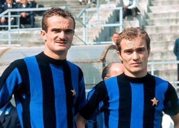 Sandro Mazzola e o irmão Ferruccio com o uniforme da Inter de Milão, em fotografia histórica registrada no estádio San Siro durante a década de 1960.