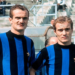 Sandro Mazzola e o irmão Ferruccio com o uniforme da Inter de Milão, em fotografia histórica registrada no estádio San Siro durante a década de 1960.