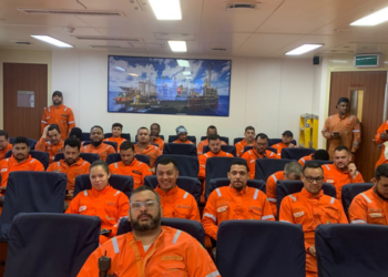 Greve offshore e onshore começa em Macaé após impasse salarial. Sindicato relata adesão em mais de 20 plataformas da Bacia de Campos.
