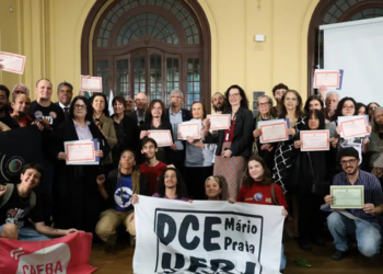 UFRJ entrega diplomas póstumos a estudantes mortos durante a ditadura militar e presta homenagem a professores vítimas da repressão.