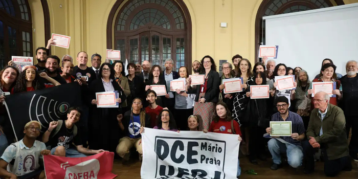 UFRJ entrega diplomas póstumos a estudantes mortos durante a ditadura militar e presta homenagem a professores vítimas da repressão.