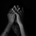 Dependência em apostas online pode estar associada a ansiedade, depressão, isolamento e pensamentos suicidas. Especialistas explicam sinais de alerta e onde buscar ajuda.