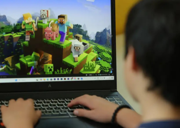 Uso prolongado de celulares, tablets e computadores pode favorecer olho seco em crianças e adolescentes. Especialistas alertam para sintomas e prevenção.