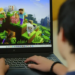Uso prolongado de celulares, tablets e computadores pode favorecer olho seco em crianças e adolescentes. Especialistas alertam para sintomas e prevenção.