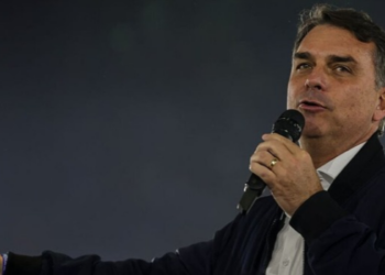 Flávio Bolsonaro acusa Lula de “estelionato eleitoral” após MP que proíbe bets. Veja o que diz a medida e quanto o setor arrecadou.