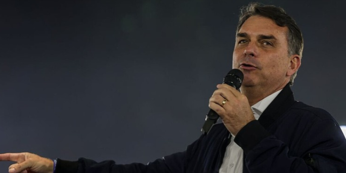 Flávio Bolsonaro acusa Lula de “estelionato eleitoral” após MP que proíbe bets. Veja o que diz a medida e quanto o setor arrecadou.