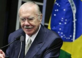 José Sarney, de 96 anos, passará por novos exames médicos em São Paulo após receber alta de internação por pneumonia no Maranhão.