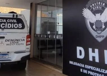 Jovem de 23 anos é morto após ser atacado pelo próprio irmão em Maricá. Suspeito fugiu e é procurado pela Polícia Civil.
