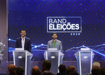 Candidatos ao governo do Rio participam de debates durante a campanha das Eleições 2026.