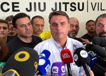 Documentos de ex-sócio citam Rolex de R$ 305 mil, gastos pessoais e episódios privados atribuídos a Flávio Bolsonaro.