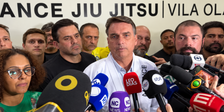 Documentos de ex-sócio citam Rolex de R$ 305 mil, gastos pessoais e episódios privados atribuídos a Flávio Bolsonaro.