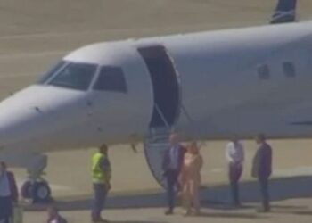Moraes e esposa aparecem em jatinho ligado a Vorcaro. Escritório confirma contratação de táxi aéreo e nega vínculo pessoal com empresário.