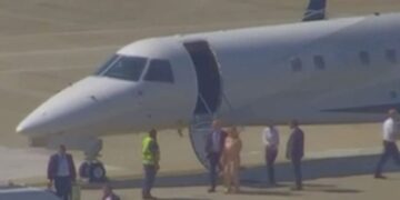 Moraes e esposa aparecem em jatinho ligado a Vorcaro. Escritório confirma contratação de táxi aéreo e nega vínculo pessoal com empresário.