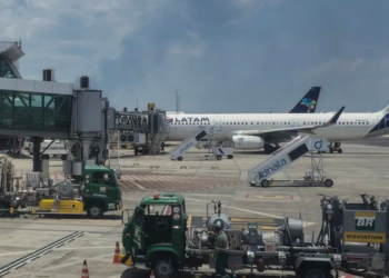 Petrobras reajusta em 13,9% o preço do querosene de aviação em setembro, elevando os custos das companhias aéreas brasileiras.