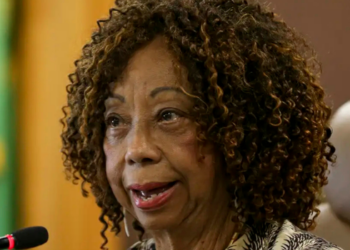 Livro sobre Helena Theodoro será lançado no Rio nesta quarta (2) e aborda filosofia popular, ancestralidade e a importância das “Tias Negras”.