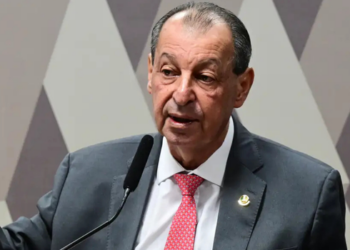 Relator da PEC que prevê o fim da escala 6x1, Omar Aziz rejeita 36 emendas e mantém limite de 40 horas semanais.