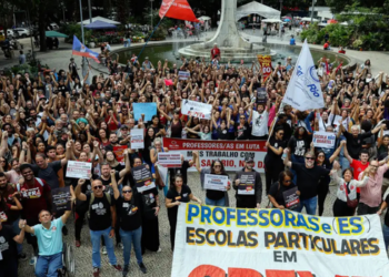 Professores da rede particular do Rio fazem paralisação de 24 horas e cobram reajuste de 5,5%, pagamento de hora-atividade e melhores condições de trabalho.