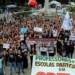 Professores da rede particular do Rio fazem paralisação de 24 horas e cobram reajuste de 5,5%, pagamento de hora-atividade e melhores condições de trabalho.