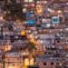 Projeto aprovado em primeira discussão na Câmara do Rio prevê arborização de favelas para reduzir calor extremo, deslizamentos e melhorar a qualidade de vida.