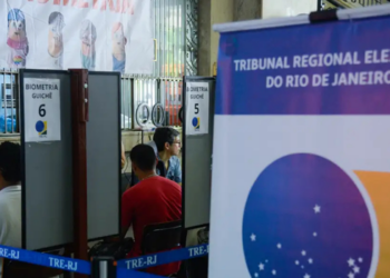 Eleitores com deficiência ou mobilidade reduzida terão transporte adaptado gratuito nas eleições em três regiões do Rio. Veja como solicitar.