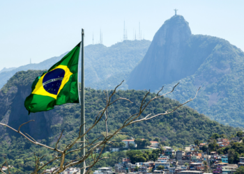 Governo federal e Rio de Janeiro firmam acordos para ampliar o combate ao crime organizado, com integração de forças, tecnologia e inteligência.