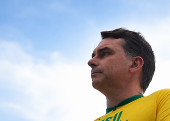 Projeto sobre Nossa Senhora Aparecida não era de Flávio Bolsonaro e foi arquivado há 18 anos. Caso chegou à Justiça Eleitoral.
