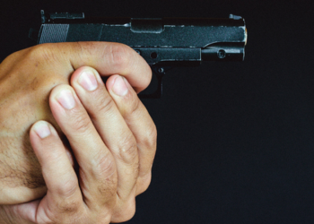 Projeto apresentado na Câmara propõe porte de armas para investidores de criptomoedas que estejam sob risco de sequestro, ameaça ou violência.