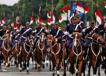 Mesmo com chuva, milhares de pessoas acompanharam o desfile de 7 de Setembro na Avenida Presidente Vargas, no Rio, com mais de 6 mil participantes.