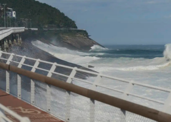 Ciclovia Tim Maia é interditada nesta segunda-feira (7) devido à ressaca no litoral do Rio, com previsão de ondas de até 2,5 metros.