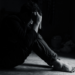 Estudo da Gallup mostra que uma em cada quatro pessoas relata solidão. OMS alerta para impactos na saúde e defende políticas para fortalecer vínculos sociais.