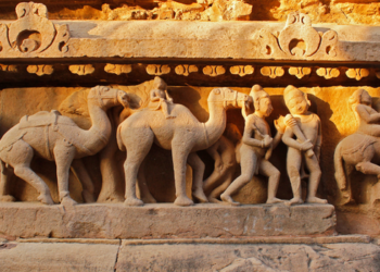 Antigo templo dedicado a Shiva desabou e foi levado pelo rio Ganges durante forte erosão em Malda, na Índia. Vídeos registraram o momento da queda.