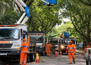 Operação de manutenção urbana atende a Rua Almirante Tamandaré, no Flamengo, com serviços de limpeza, conservação, poda e iluminação.