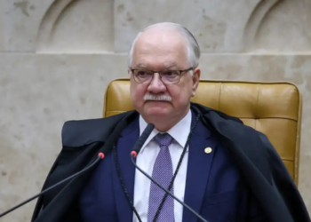 Edson Fachin suspende o afastamento de Andrei Rodrigues e Leandro Almada e interrompe decisões anteriores de André Mendonça e Flávio Dino.
