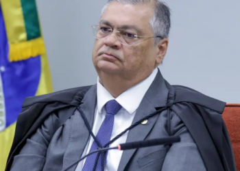 Flávio Dino retira sigilo de investigação sobre recursos públicos destinados ao filme Dark Horse, alvo da Operação Make Up da Polícia Federal.