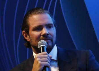 Relatórios da PF descrevem festas privadas ligadas a Daniel Vorcaro em São Paulo e Angra, com convidados influentes e relatos de drogas e mulheres contratadas.