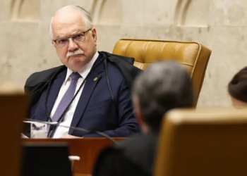Edson Fachin assumiu a condução da Petição 16.662, que trata da possível relação entre Alexandre de Moraes e Daniel Vorcaro, ligado ao Banco Master.